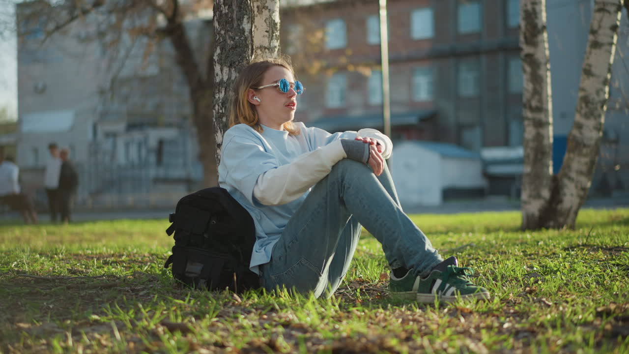 대도시의 녹지 공간에서 휴식을 취하는 청소년, 활기찬 도시 공원 및 자연 지역에서 편안하게 쉬는 청소년, 여가 시간에 평온한 도시 환경에서 휴식을 취하는 젊은이