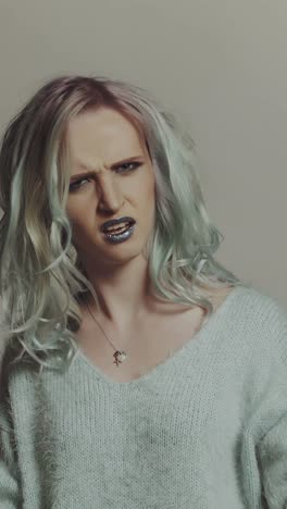 una chica hermosa con cabello de color.