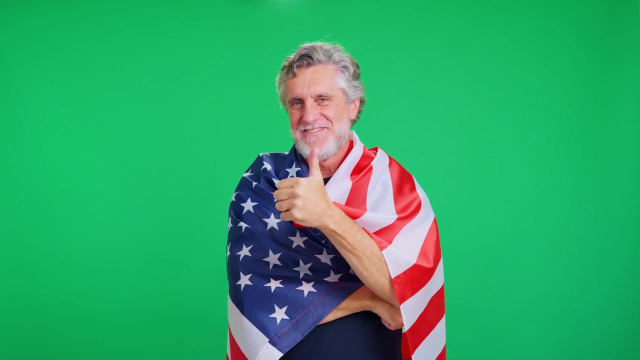 Uomo anziano che tiene e si avvolge nella bandiera americana