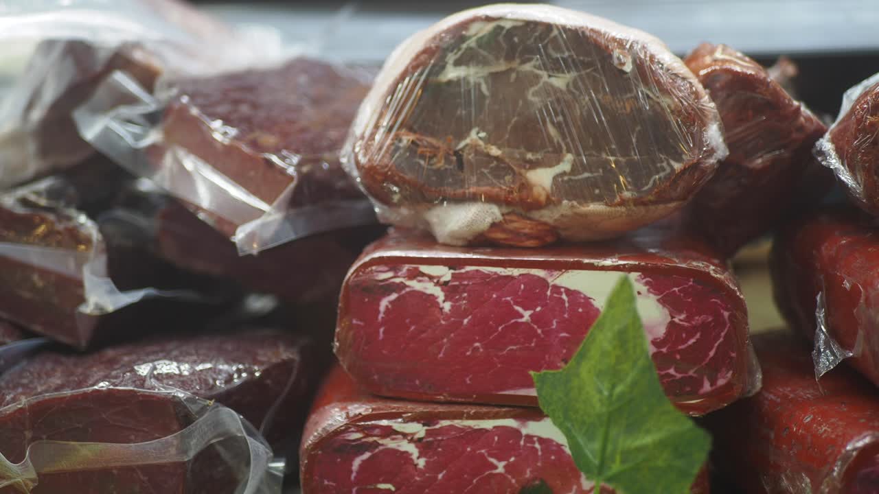 터키 고기가 전시되어 있습니다.