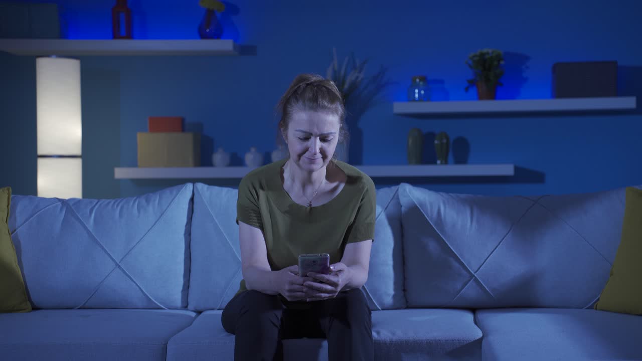 la mujer mentalmente enferma que piensa que alguien viene.