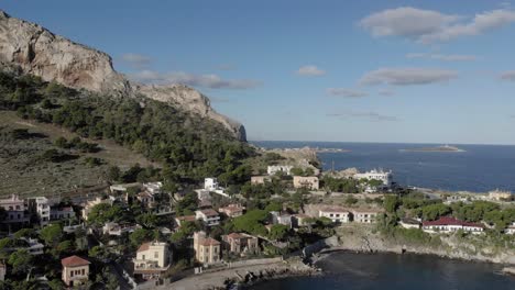 soleada comunidad costera siciliana aérea, casas frente al mar en el punto
