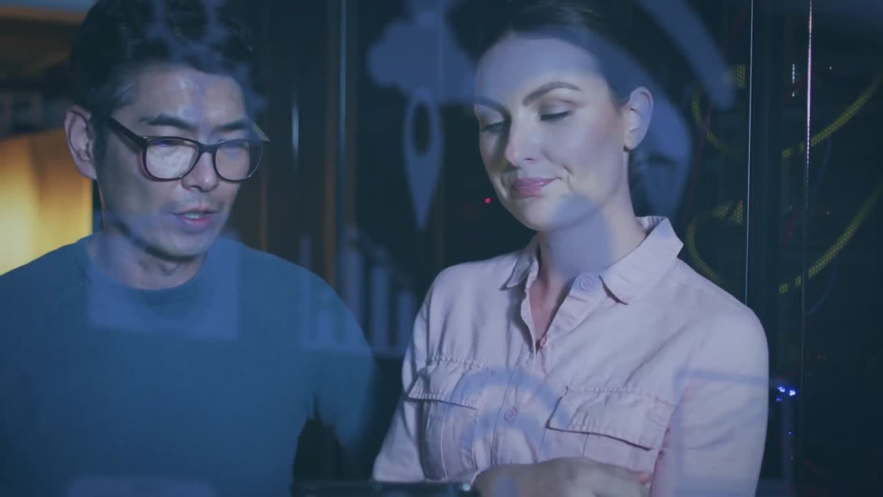 animación de iconos sobre diversos hombres y mujeres ingenieros con tableta por servidor de computadora