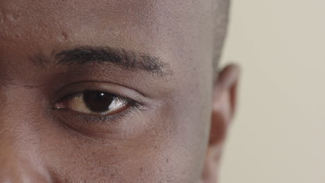 Nahaufnahme-Des-Auges-Eines-Afroamerikanischen-Mannes,-Der-Nachdenklich-Auf-Die-Sehkraft-Der-Kamera-Starrt