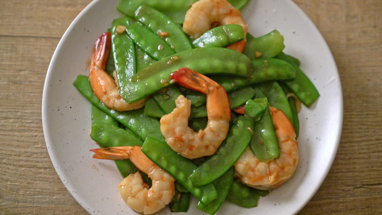 새우를 곁들인 녹색 완두콩 볶음 - 수제 음식 스타일