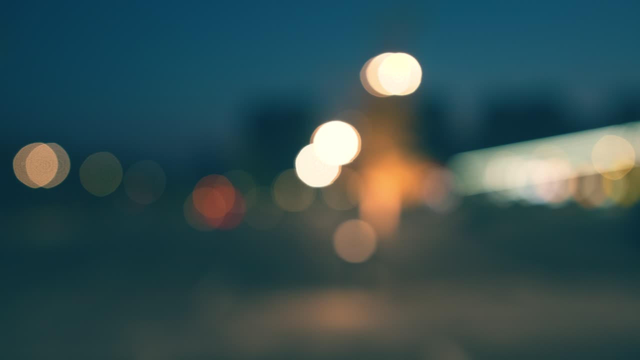 시내 불빛의 흐릿함. 자동차에서 촬영된 모션