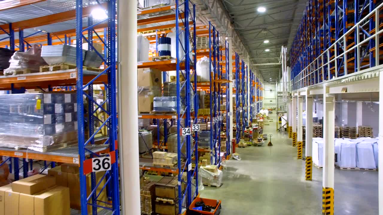 un almacén moderado, una instalación de almacenamiento, una toma aérea en 4k.