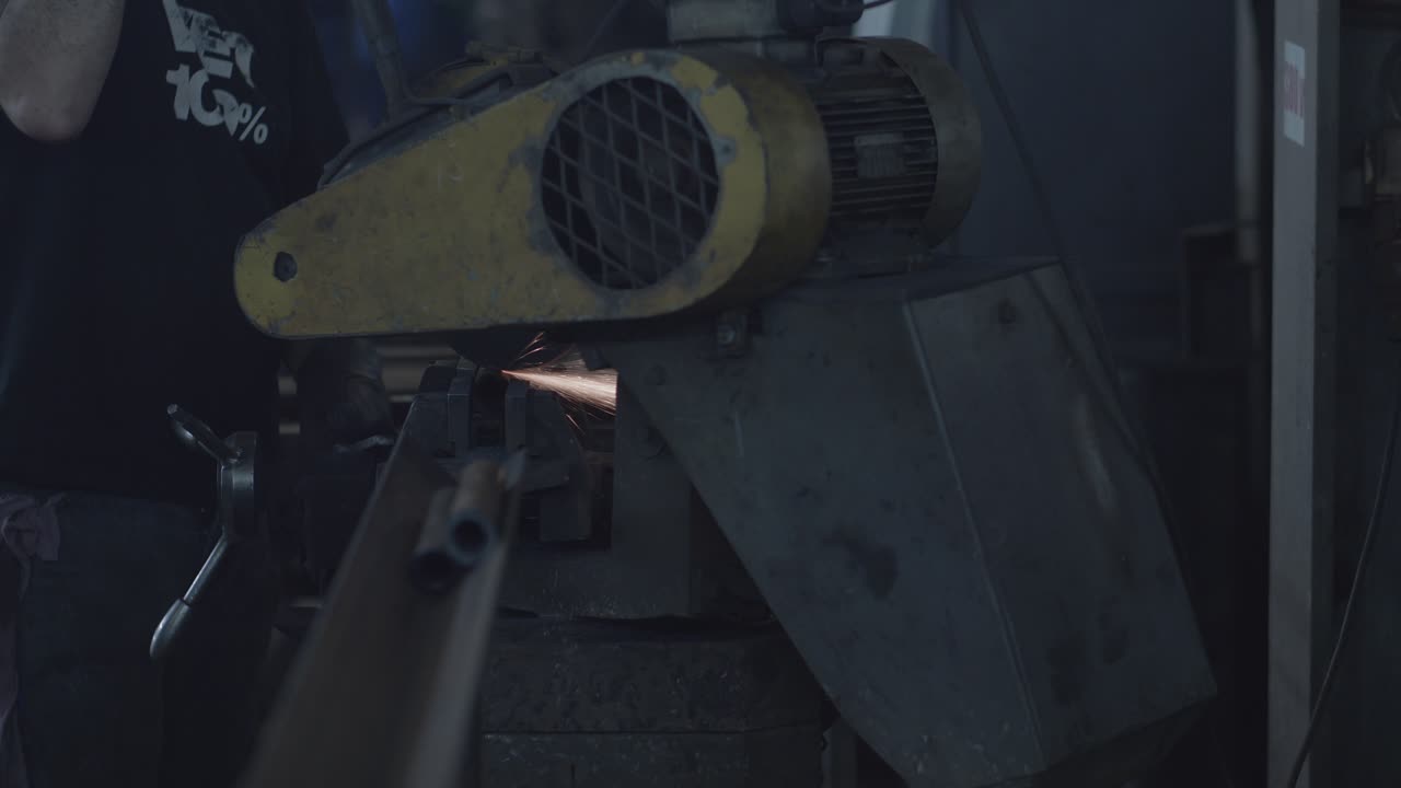 Taglio del metallo con smerigliatrice industriale
