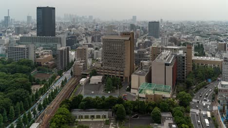 muy por encima de lapso de tiempo del horizonte de tokio con rascacielos en la distancia y el tráfico - vista bloqueada