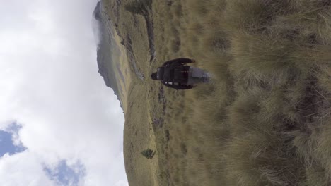 Un-Hombre-Con-Una-Mochila-Caminando-Y-Subiendo-A-La-Cima-De-La-Montaña-Volcánica-Iztaccihuatl-En-México