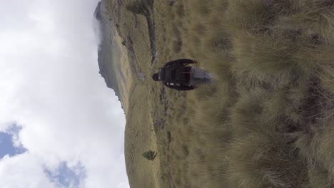 un hombre con una mochila caminando y subiendo a la cima de la montaña volcánica iztaccihuatl en méxico