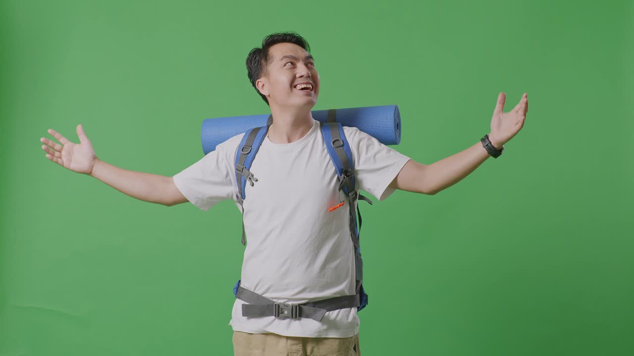 배 을 들고 행복 한 여행자