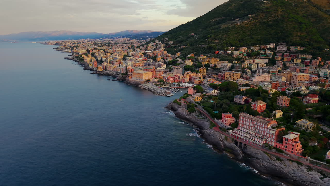 Vue aérienne du littoral de Gênes et des maisons colorées de Ligurie au crépuscule