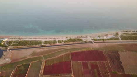 Un-Dron-Muestra-El-Horizonte-Del-Mar-Mediterráneo-Durante-Una-Puesta-De-Sol-Que-Pasa-Sobre-Una-Playa-De-Arena-En-Puglia,-Sur-De-Italia