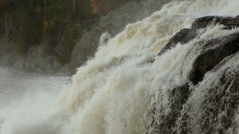 Poderosa-Cascada-Que-Fluye-Por-Las-Rocas,-Salpicaduras-De-Agua,-Primer-Plano,