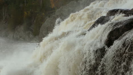 poderosa cascada que fluye por las rocas, salpicaduras de agua, primer plano,