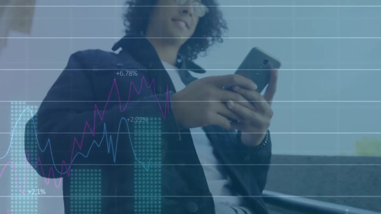 animación del procesamiento de datos financieros sobre hombres biraciales que usan teléfonos inteligentes