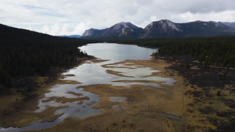 Johnson-Range-Lake-En-Un-Día-Nublado-Con-Borde-De-Lago-Poco-Profundo,-Drone-Aéreo