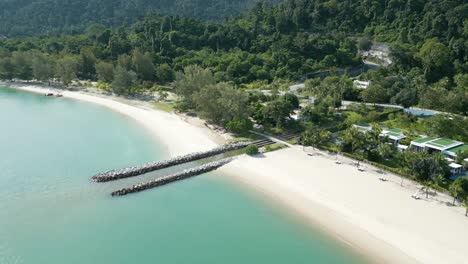 toma aérea de drones de la playa vacía de pantai kok con grandes montañas y bosques