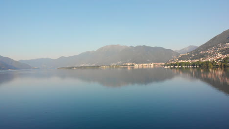 Luftaufnahme-Des-Lago-Maggiore-Bei-Sonnenaufgang,-Schweiz