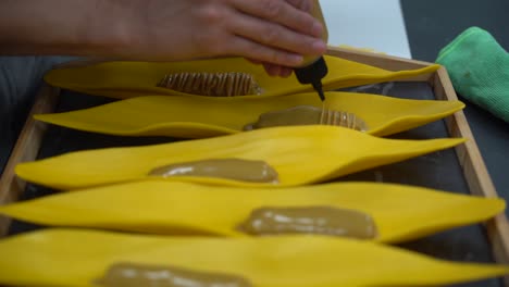 Preparar-Canelones-Rellenos-Con-Salsa-Amarilla-En-La-Cocina-Del-Restaurante