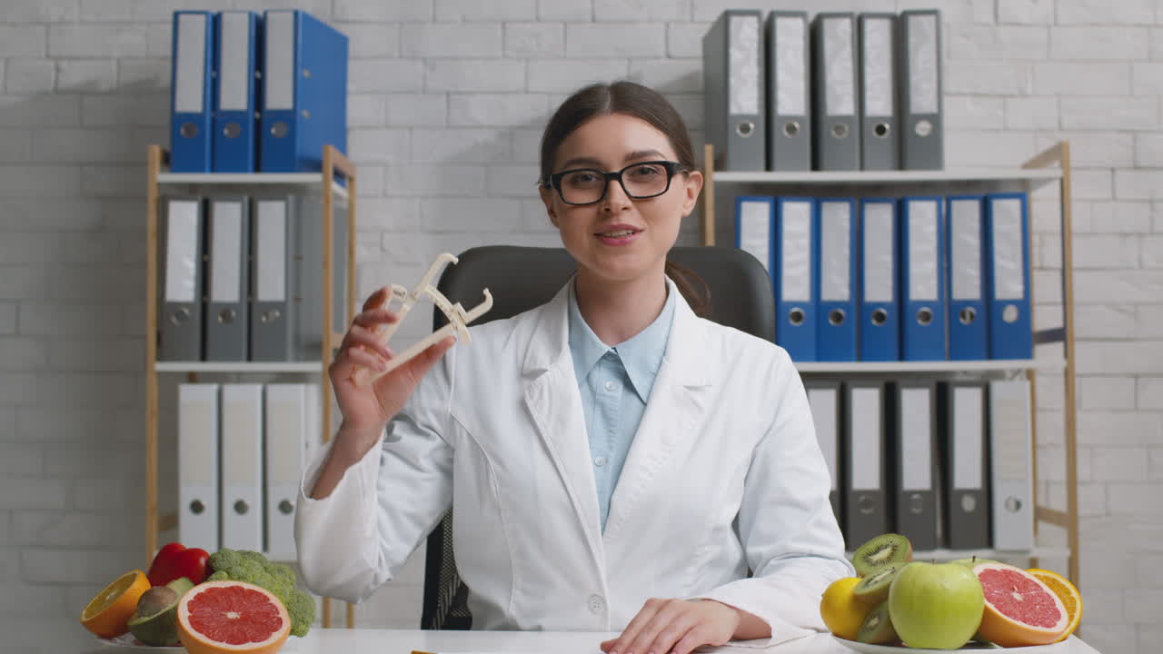 consulta con un nutricionista y medición del cuerpo