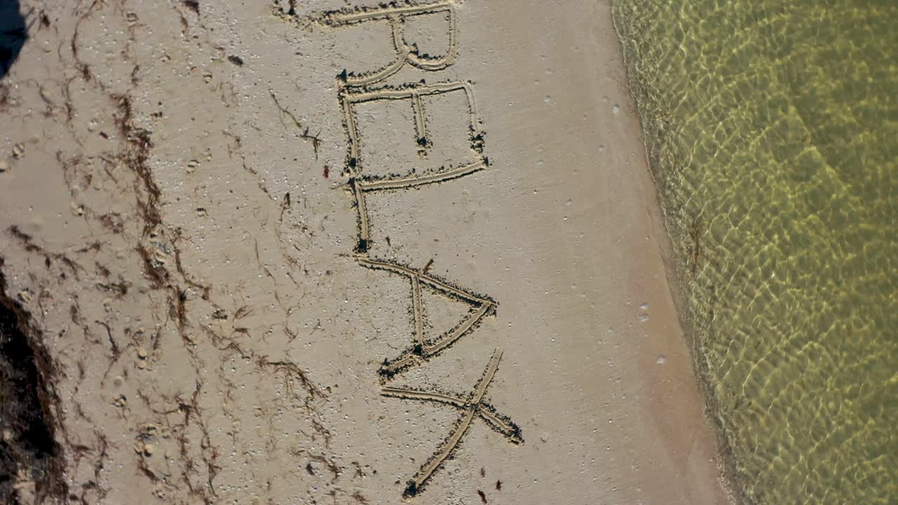 모래에 쓰여진 휴식과 시계 반대 방향으로 회전