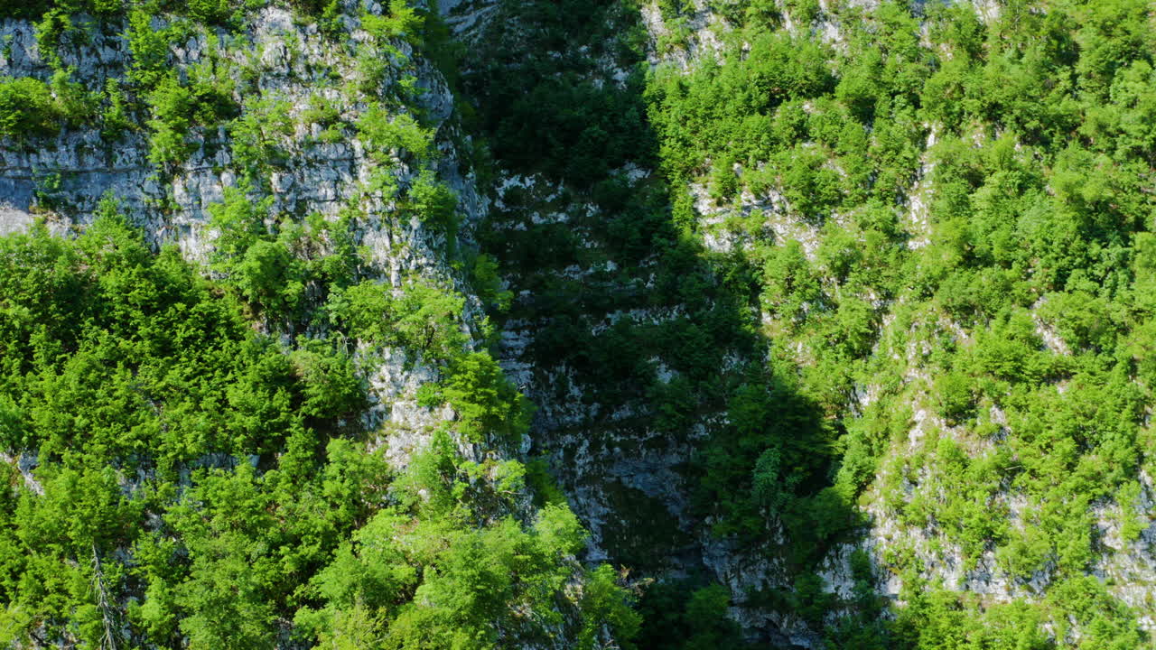 cascada savica escondida en un acantilado escarpado en el parque nacional triglav en eslovenia