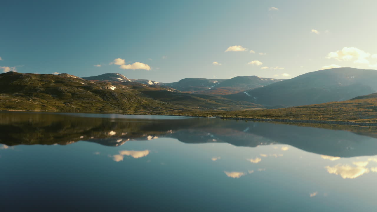 la hermosa tranquilidad del lago vavatnet y las montañas en hemsedal en noruega durante el amanecer - antena