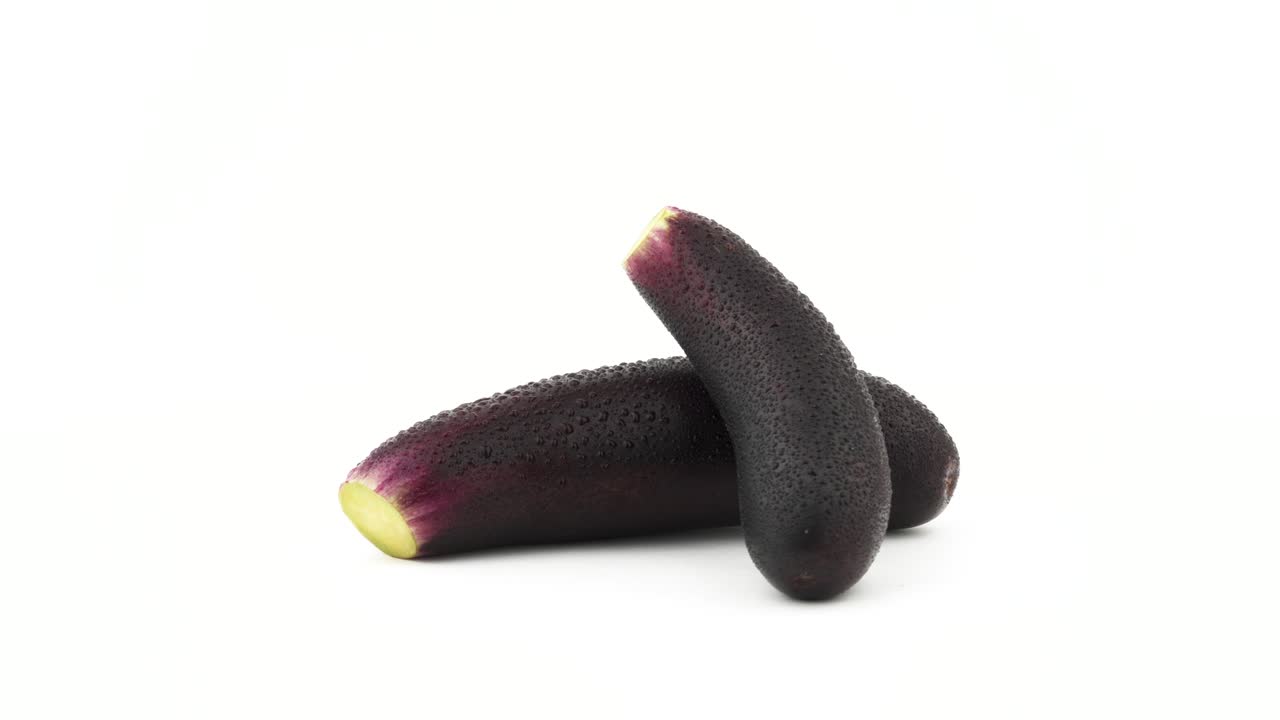 물방울과 함께 두 개의 전체 보라색 오버진, 회전 테이블에 회전, 색 배경에 고립, 클로즈업, 매크로.