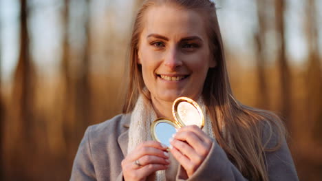 Frau-Reflektiert-Licht-Mit-Einem-Kleinen-Spiegel-2