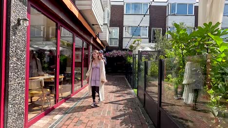 personas caminando en un encantador café al aire libre