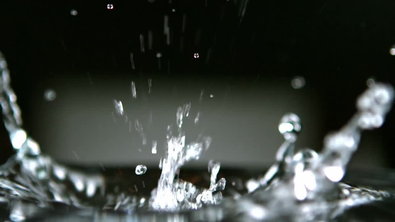 물 속으로 떨어지는 얼음 큐브