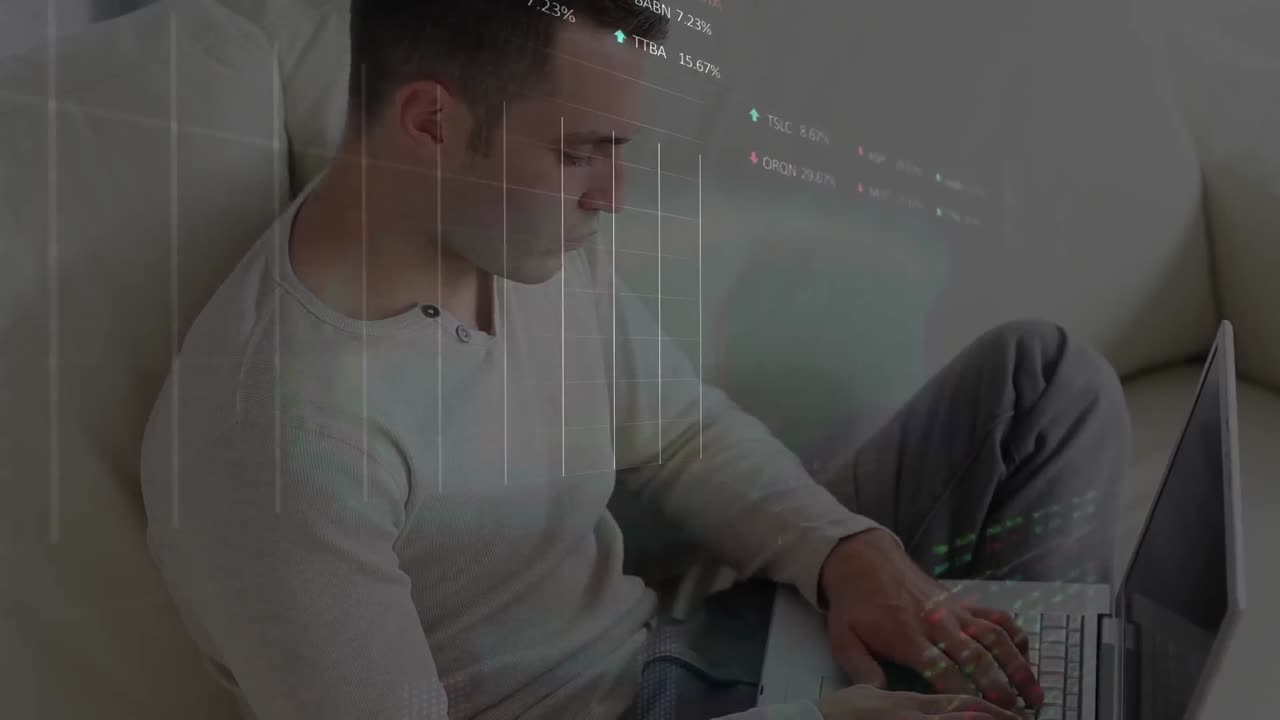 animación del procesamiento de datos financieros sobre un hombre caucásico usando una computadora portátil