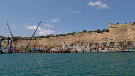 Valletta,-Con-Su-Ciudad-Fortificada-Y-Su-Puerto,-Es-La-Pequeña-Capital-De-Malta,-Una-República-Insular-Mediterránea