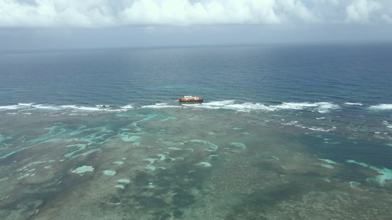 San Blas, Mar Caraibico: relitto di nave da crociera abbandonata sulla barriera corallina esterna.