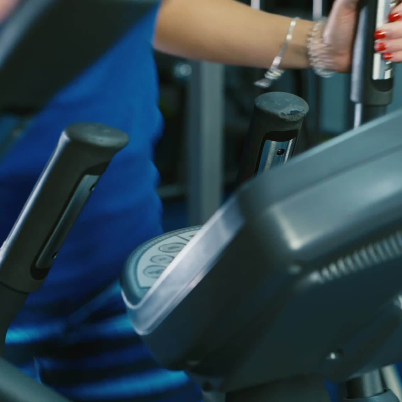 Mani di una donna che si allena in palestra