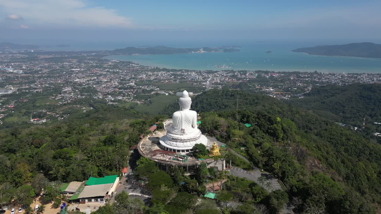 Cảnh quay bằng flycam chuẩn điện ảnh bắt đầu từ phía sau tượng Phật Lớn, xoay quanh và bay ngang qua để hé lộ toàn cảnh thành phố và Vịnh Chalong ở Phuket, Thái Lan. Đoạn phim du lịch 4K chất lượng cao