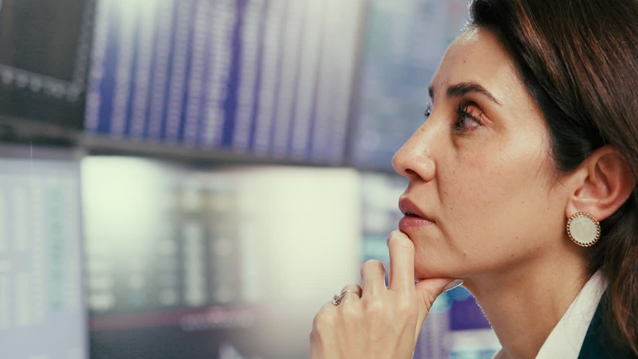 mujer de negocios pensando en la oficina