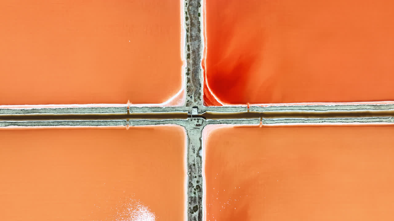 알바니아의 은 날, 은 소금 생산 연못 위에서 새 눈 드론 촬영