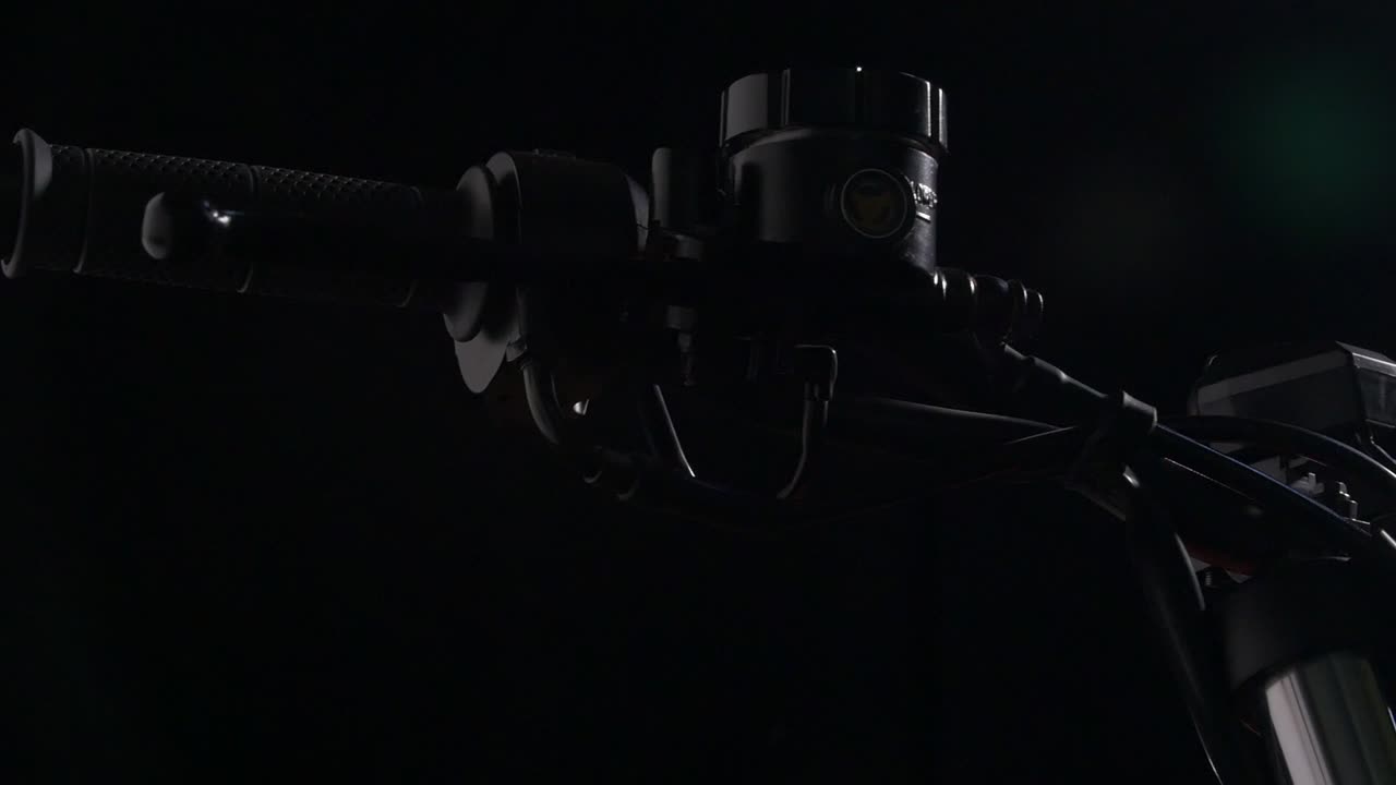 guidão de motocicleta em um tiro deslizante de fundo escuro