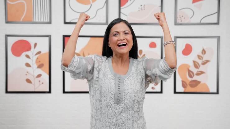 madre india animando y celebrando