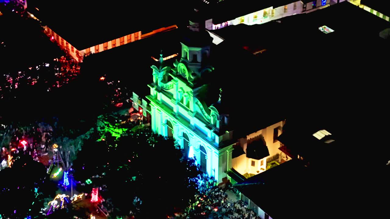 Veduta aerea della piazza principale e della chiesa illuminate a Salamina, Caldas, Colombia, durante il festival Noche del Fuego.