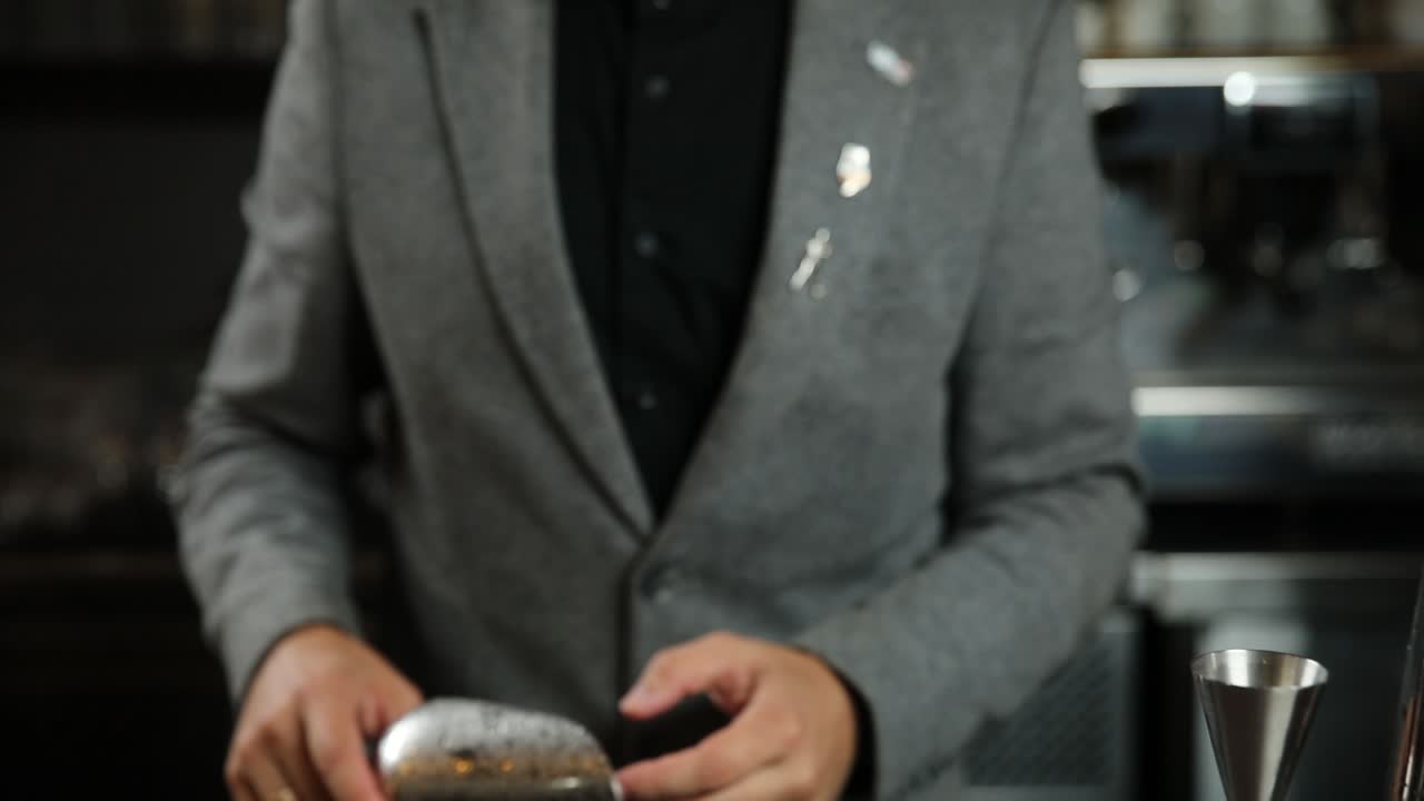 테일을 만드는 바텐더