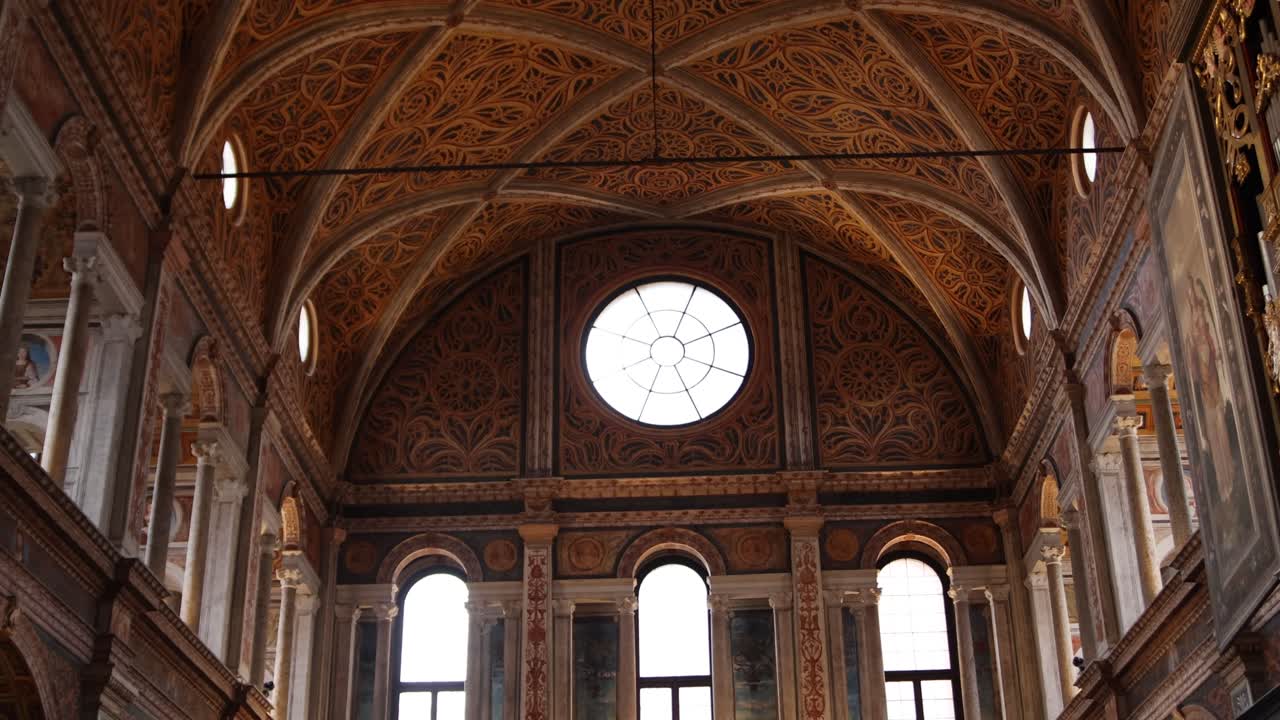 Soffitto a volta e affreschi dettagliati di una cattedrale storica