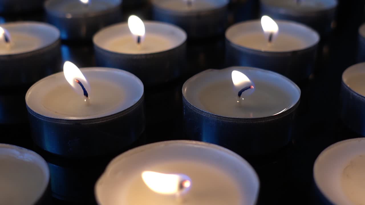 Candele su sfondo nero