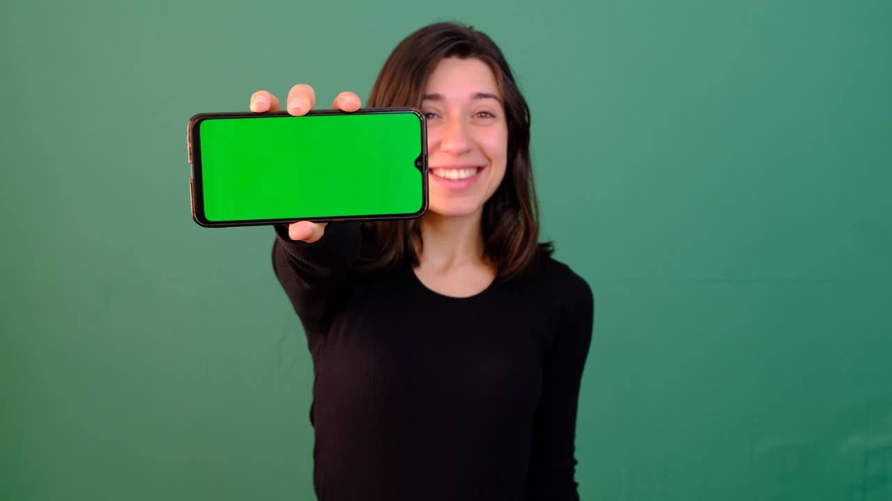 chica mostrando la pantalla verde