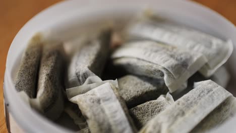 snus pouches in a container
