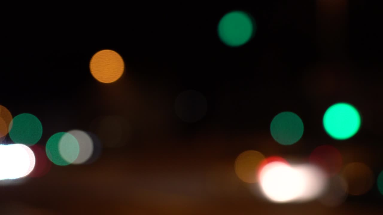 escena nocturna con luces borrosas de automóviles y semáforos