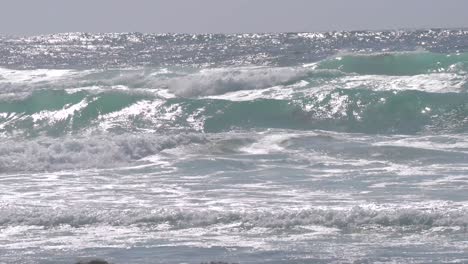 olas a lo largo de las costas de monterey, california